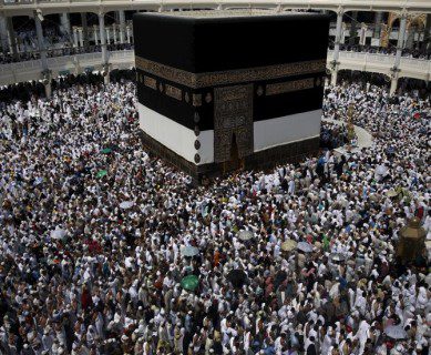 Muslim pilgrims pray around the holy Kaaba at the Grand Mosque ahead of the annual haj pilgrimage in Mecca September 21, 2015.  REUTERS/Ahmad Masood - RTS24B9