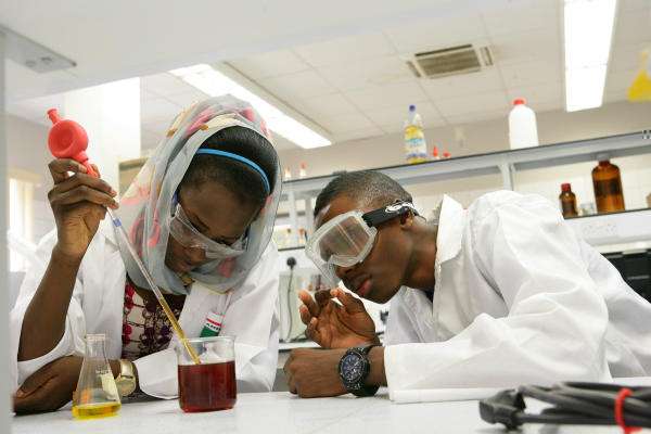 Nigerian-university-students-in-laboratory