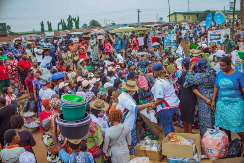 IDIA IZE IYAMU CAMPAIGNING IN A MARKET