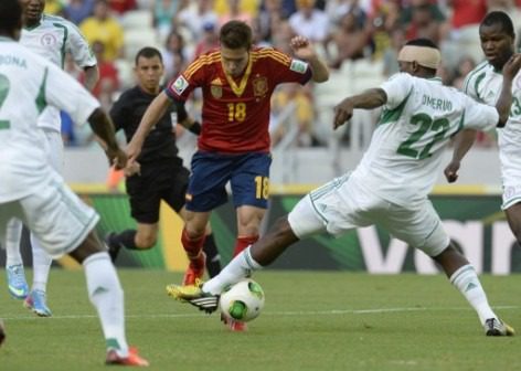 Jordi Alba eludes Nigerias defenders 472x336