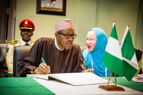 Buhari meets nigerians