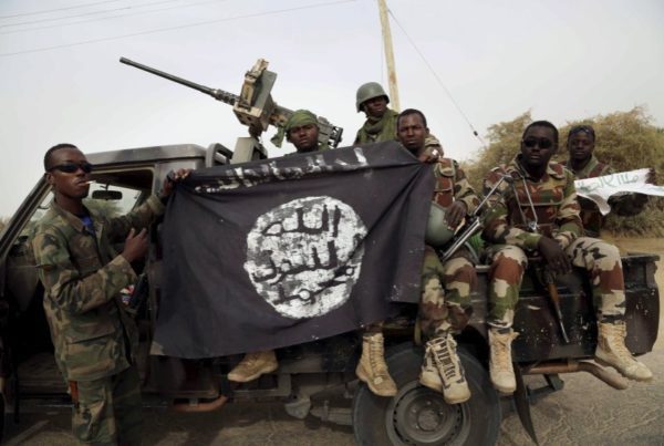 Nigerian soldiers Boko Haram flag e1461007111518