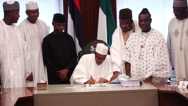 Buhari signs the budget e1462772156175