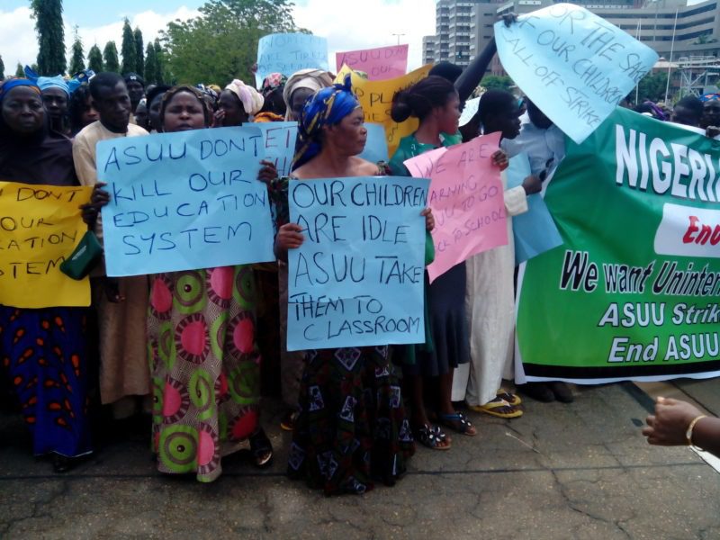 Nigerian woman protests ASUU Strike1 e1541673038759