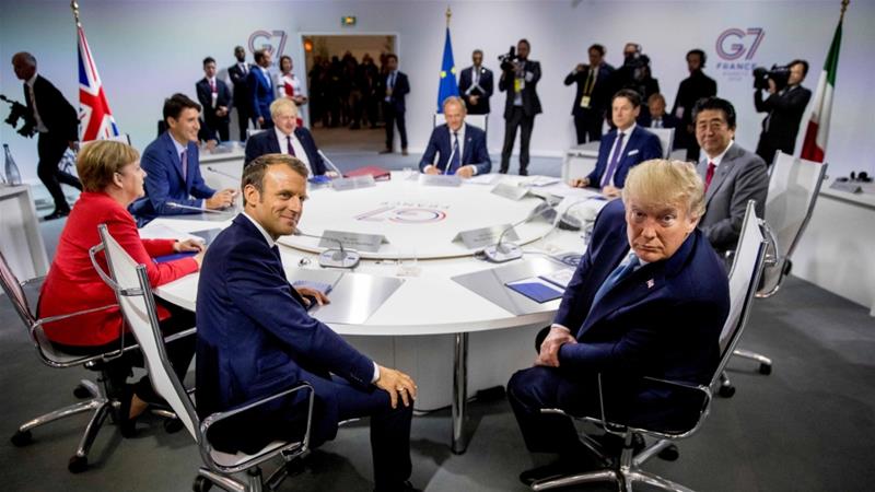 French President Macron and US President Trump at a G-7 working session in Biarritz, France, on August 25, 2019 [Reuters/Andrew Harnik]