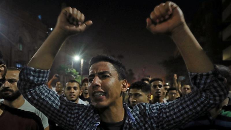 Small groups of protesters gather in central Cairo shouting anti-government slogans in on September 21, 2019 [Reuters/Mohamed Abd El Ghany]