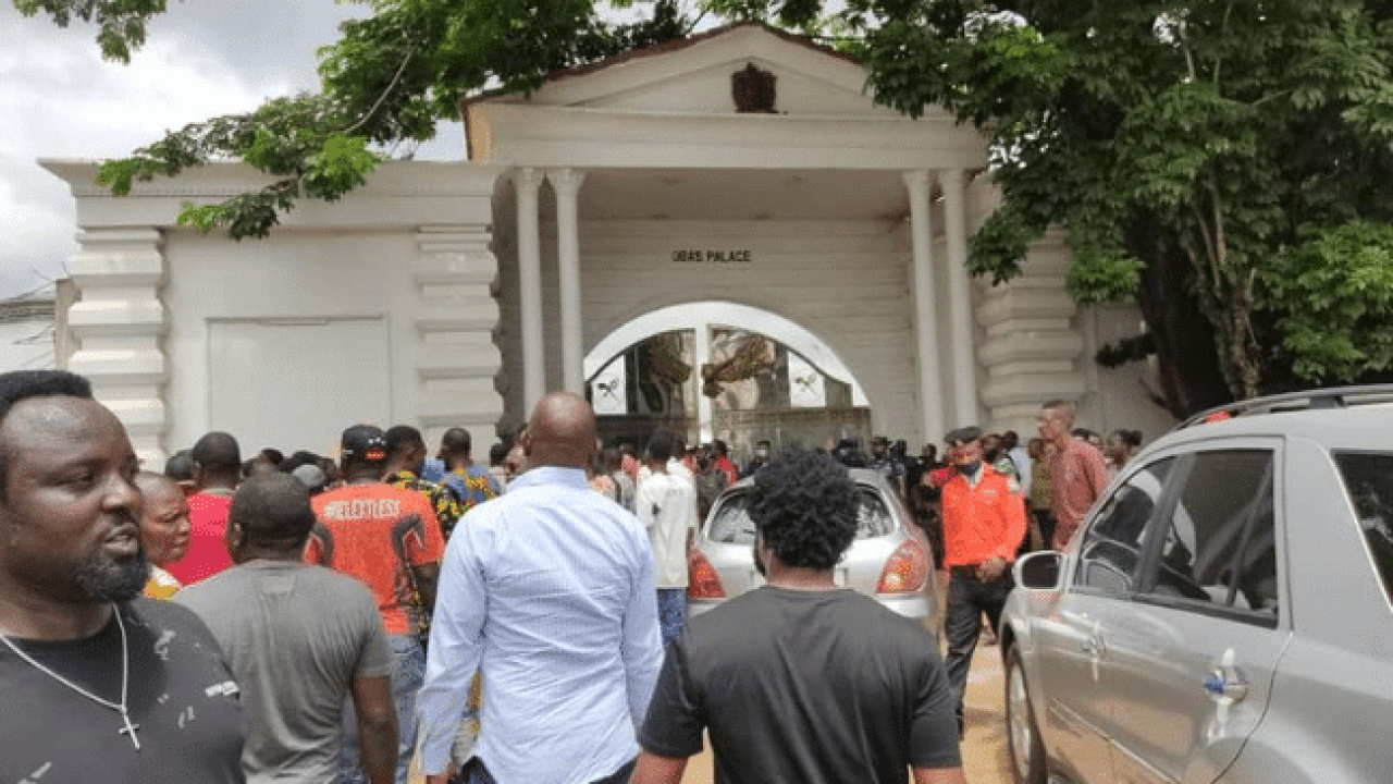 APC PDP supporters clash at Oba of Benin 1280x720 1