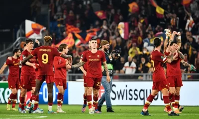 Roma-players-celebrate