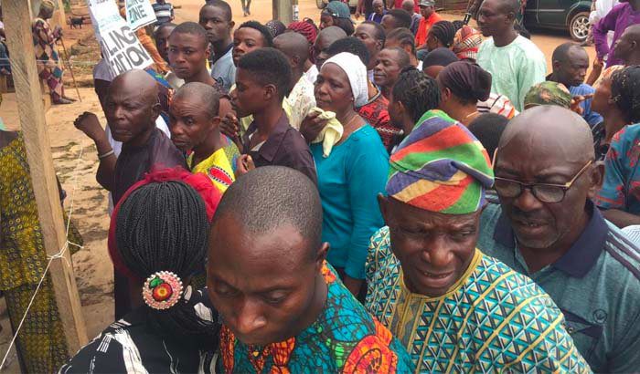 Voters-waiting-to-vote