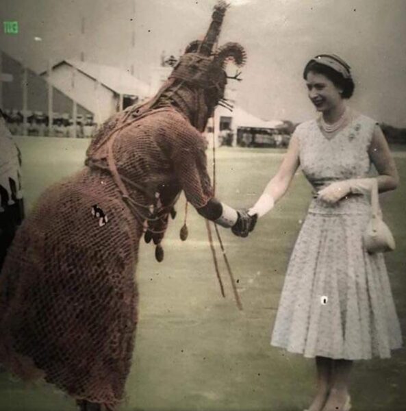 Oba greeting Queen Elizabeth II