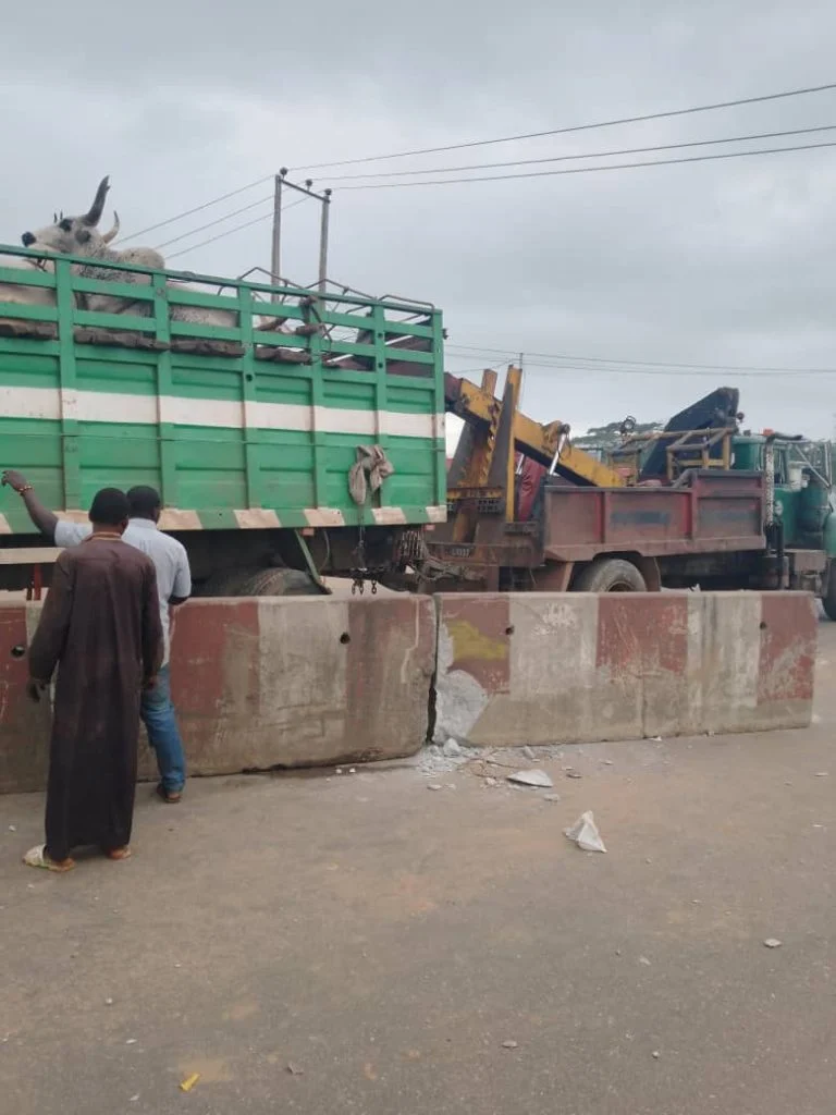 truck blocks lagos-ibadan expressway