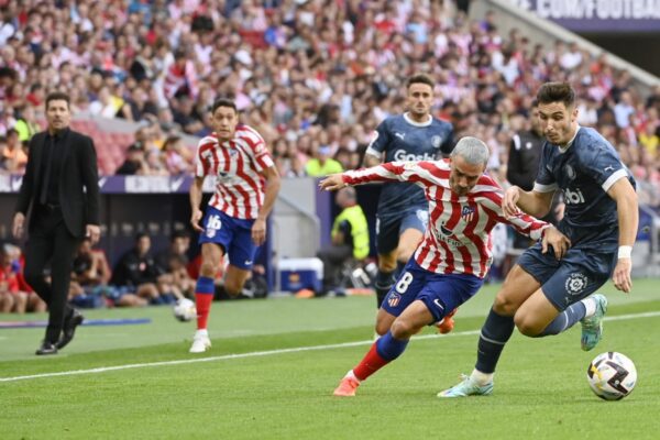 Girona's Spanish midfielder Javier Hernandez (R) vies with Atletico Madrid's French forward Antoine Griezmann during the Spanish League football match between Club Atletico de Madrid and Girona FC at the Wanda Metropolitano stadium in Madrid on October 8, 2022.