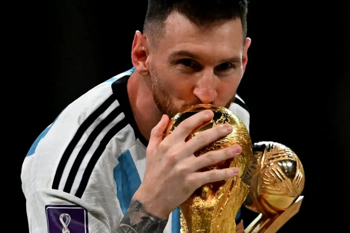 Messi kiss the 2022 world cup won by Argentina