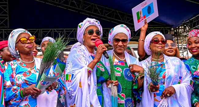 Remi Tinubu and other APC women in a rally