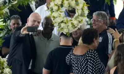Infantino taking a selfie in Pele