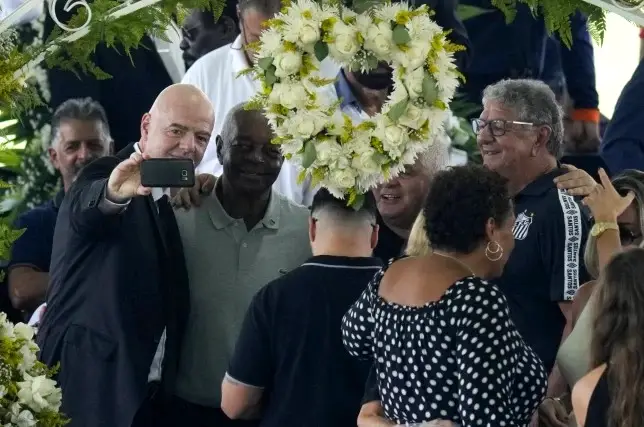 Infantino taking a selfie in Pele