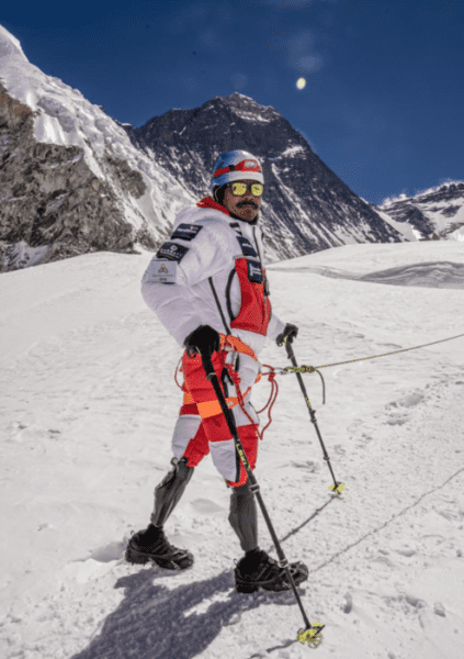 Double-amputee climbing Everest