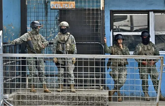 Ecuadorian-prisoners-take-guards-hostage