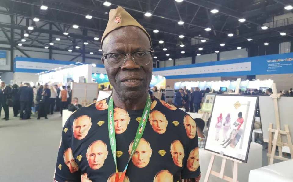 Guinea man wearing Putin's shirt