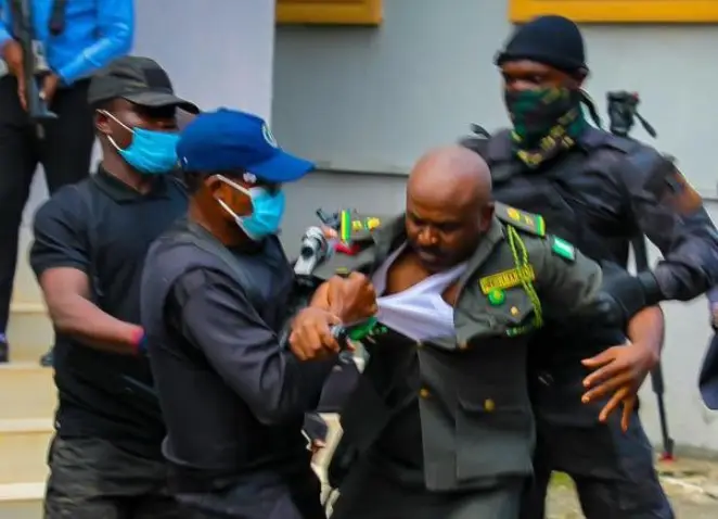 DSS Operatives and Prison wardens fight over Emefiele