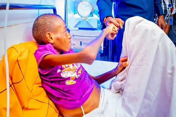 Sanwo-Olu meet boy with missing intestines