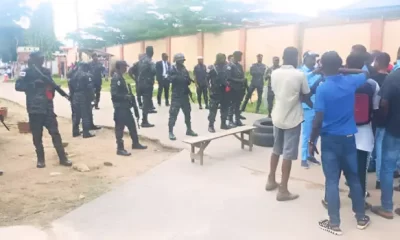 Ibadan students attack EFCC operatives
