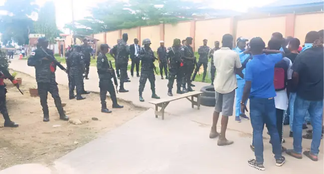 Ibadan students attack EFCC operatives