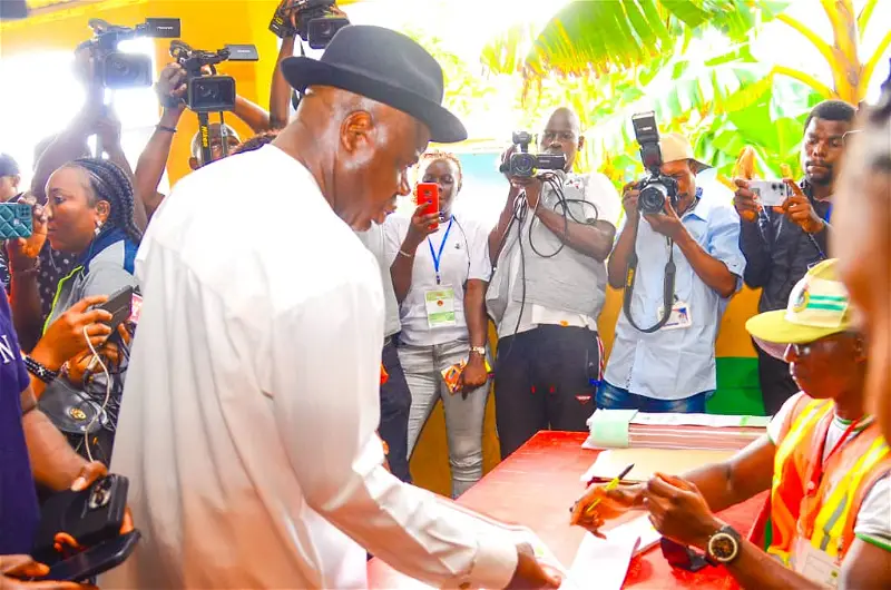 Diri casting his vote in Bayelsa state