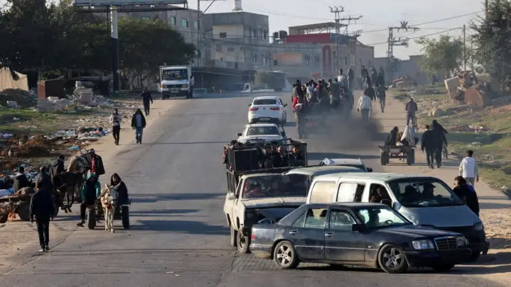 Gaza people walking towards Egypt border