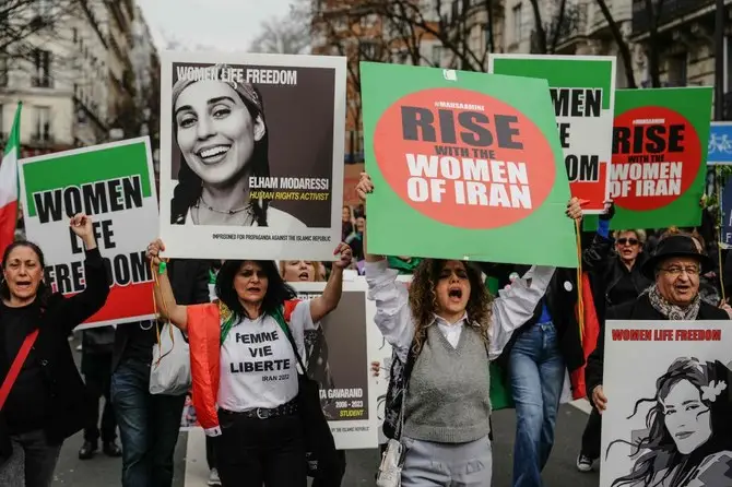 Iran protesting women