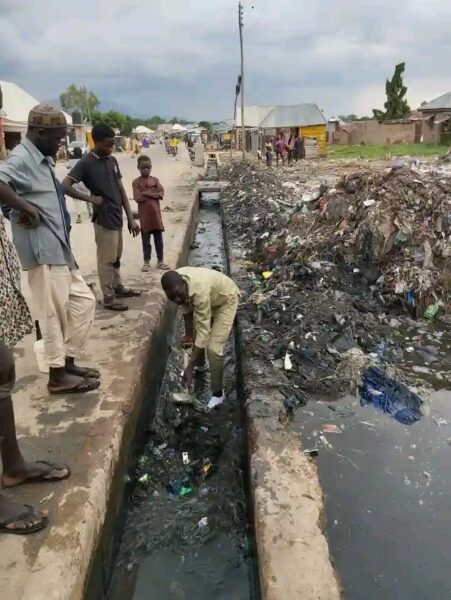 Environmental Sanitation - Gutter, dirt, dust bin