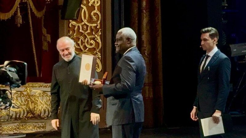 AUC Faki Mahamat receives the first-ever Leo Tolstoy International Peace Prize