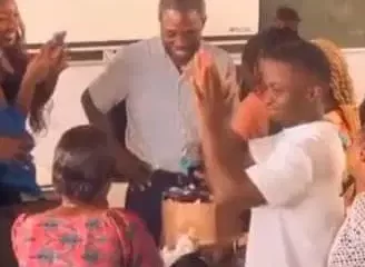 OAU-students-gifting-lecturer