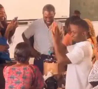 OAU-students-gifting-lecturer