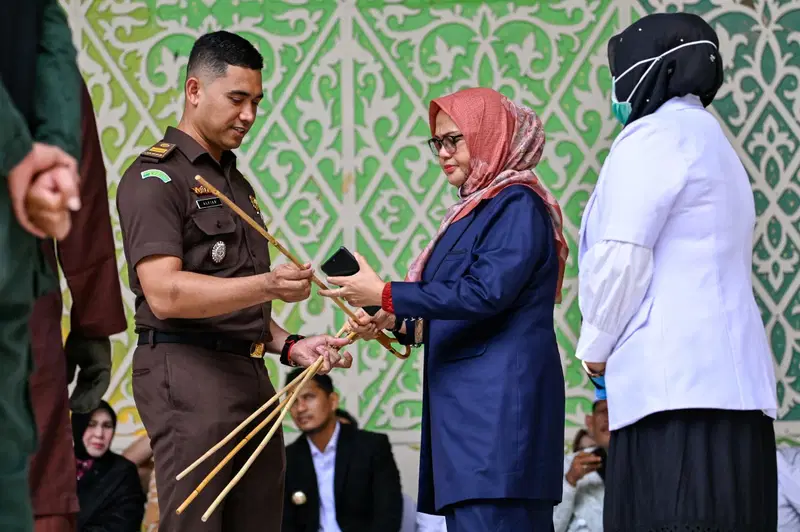 Lovers-publicly-flogged-in-Indonesia-for-sex-outside-marriage