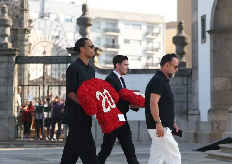 Van-Dijk-at-Diogo-wake-768x543
